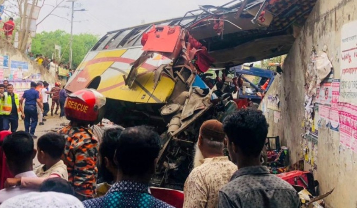 17 Killed, 25 Injured in Bus Crash in Bangladesh